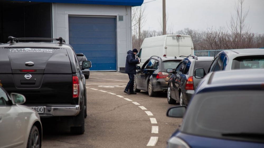 Cozi uriașe la frontieră. Diaspora se întoarce acasă